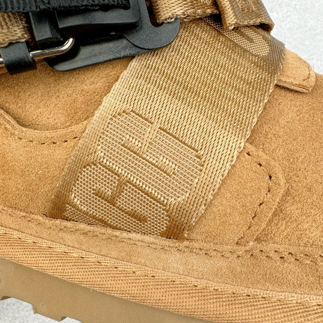 Pick up locally 💰640 UGG 5013 snap-on men's autumn and winter sheepskin and fur integrated snow boots. All shoes are made from the same factory as ZP. Longfeng A-grade Australian imported sheepskin and fur integrated men's boots. Brand OEM production line. Fully follow the ZP process. Original pattern maker of the OEM. Adhering to the principle of no original shoes and no development selection. Pay attention to every detail. The most authentic version on the market TREADLITE "Light Wing" technology outsole Lightweight/durable/flexible/pile size: 40 41 42 43 44 Coding: by3936050